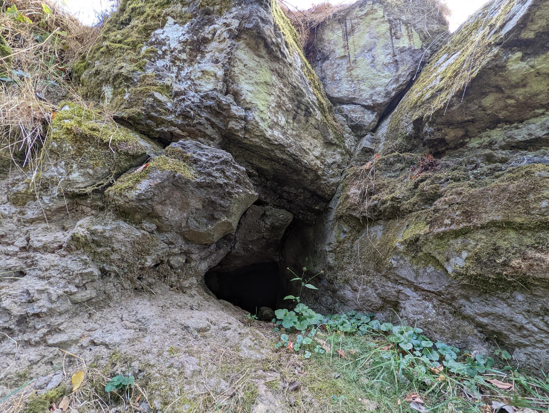 Felsen Frau-Holle-Loch in Lauterbach-Frischborn