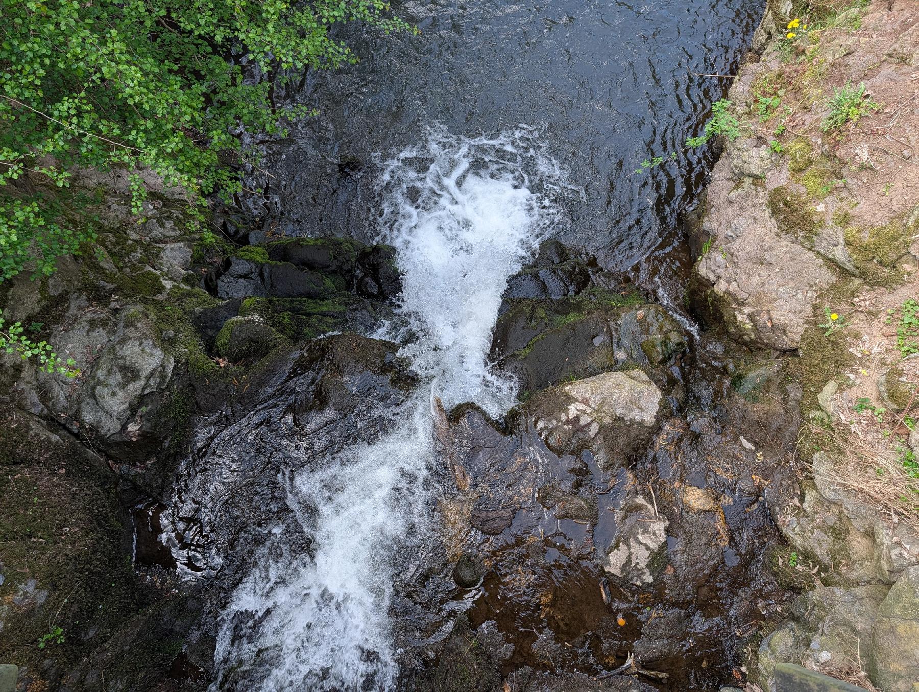 Felsen Niddawasserfall in Schotten