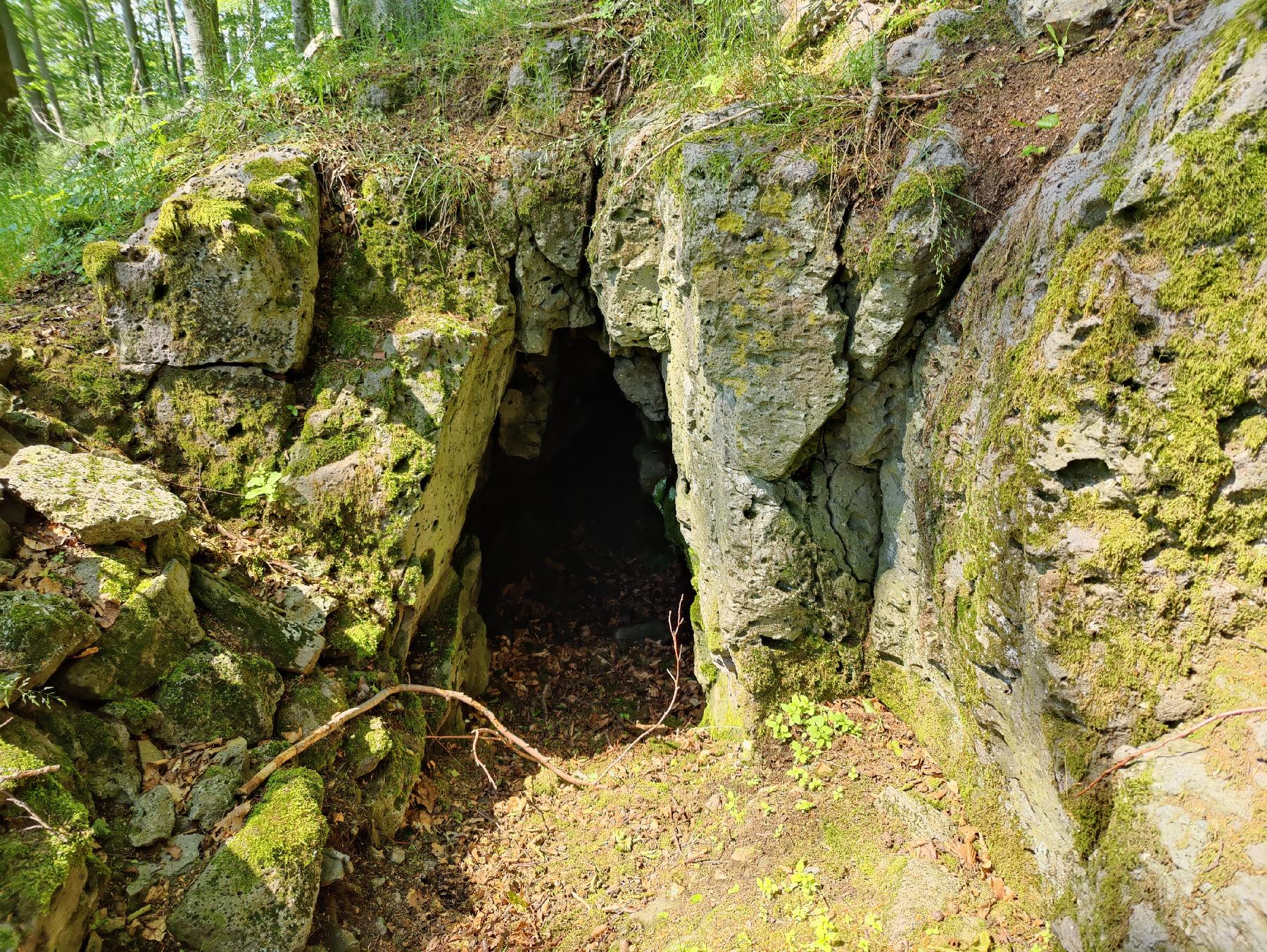 Felsen Wildholl-Loch in Ulrichstein-Unter-Seibertenrod