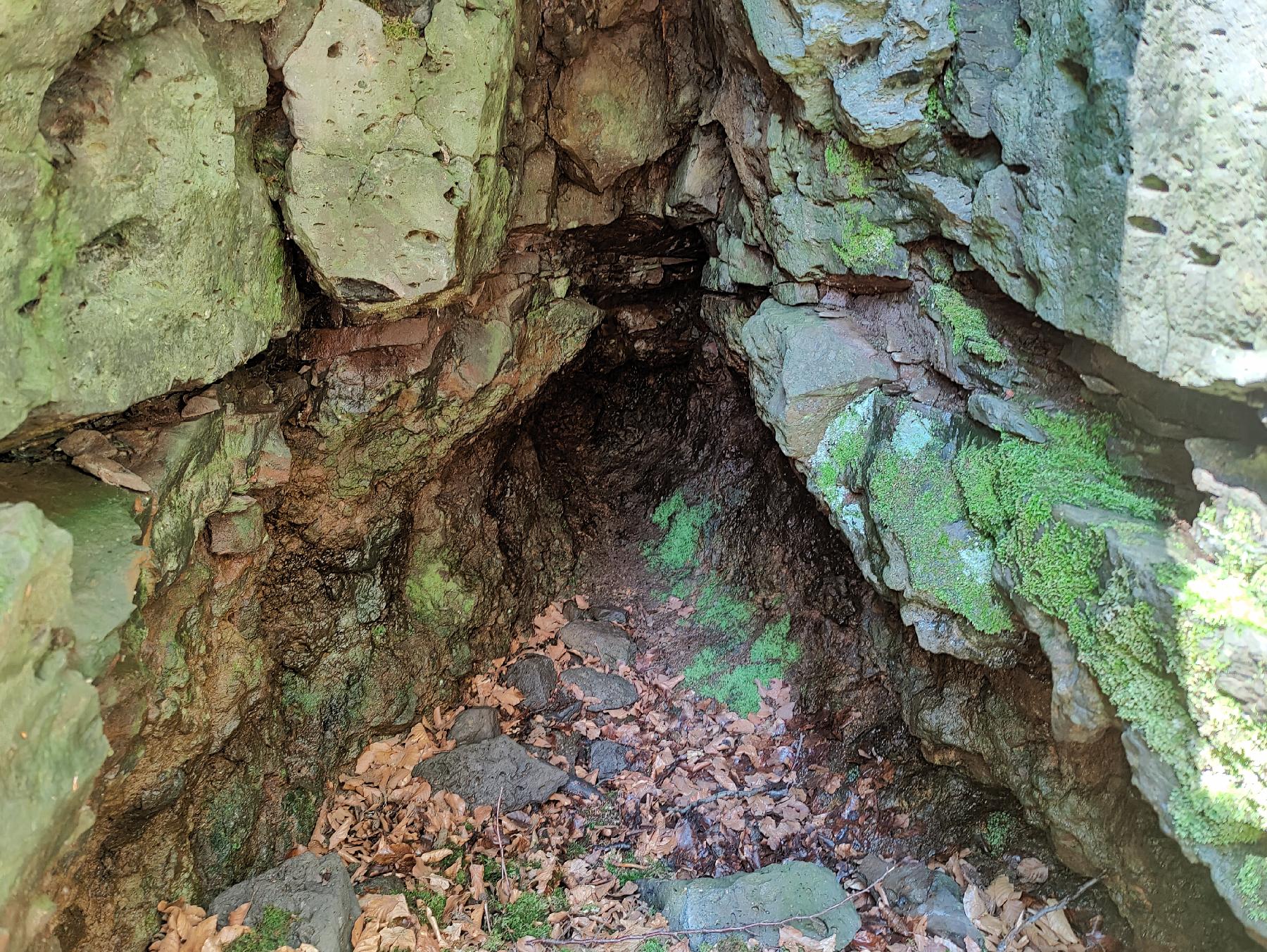 Felsen Wildholl-Loch in Ulrichstein-Unter-Seibertenrod